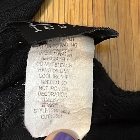 Joyce Leslie Women’s London Cold Shoulder Top - Picture 9 of 9